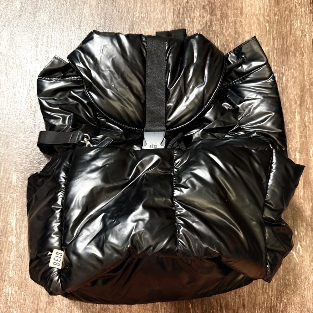 BEIS Puffer Backpack Women OS Black High Shine Quilted Drawstring Buckle Flaw
